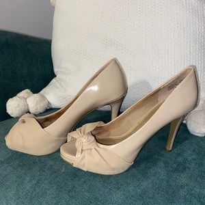 Nude pumps